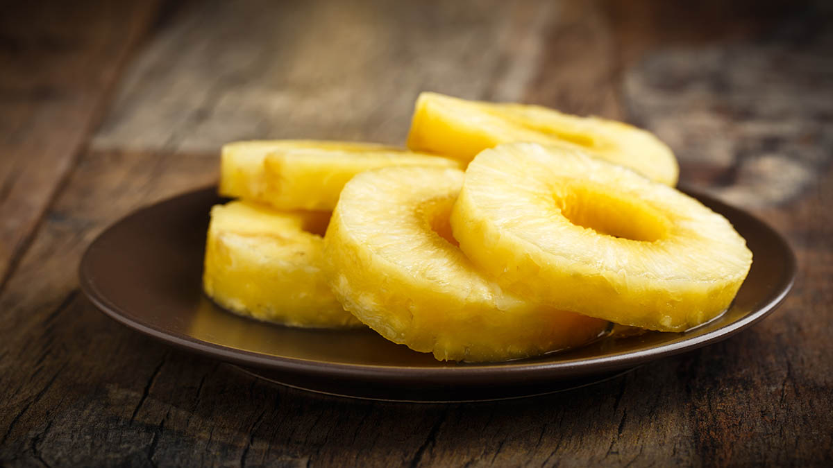 Stockfoto - Frische, in Scheiben geschnittene Ananas