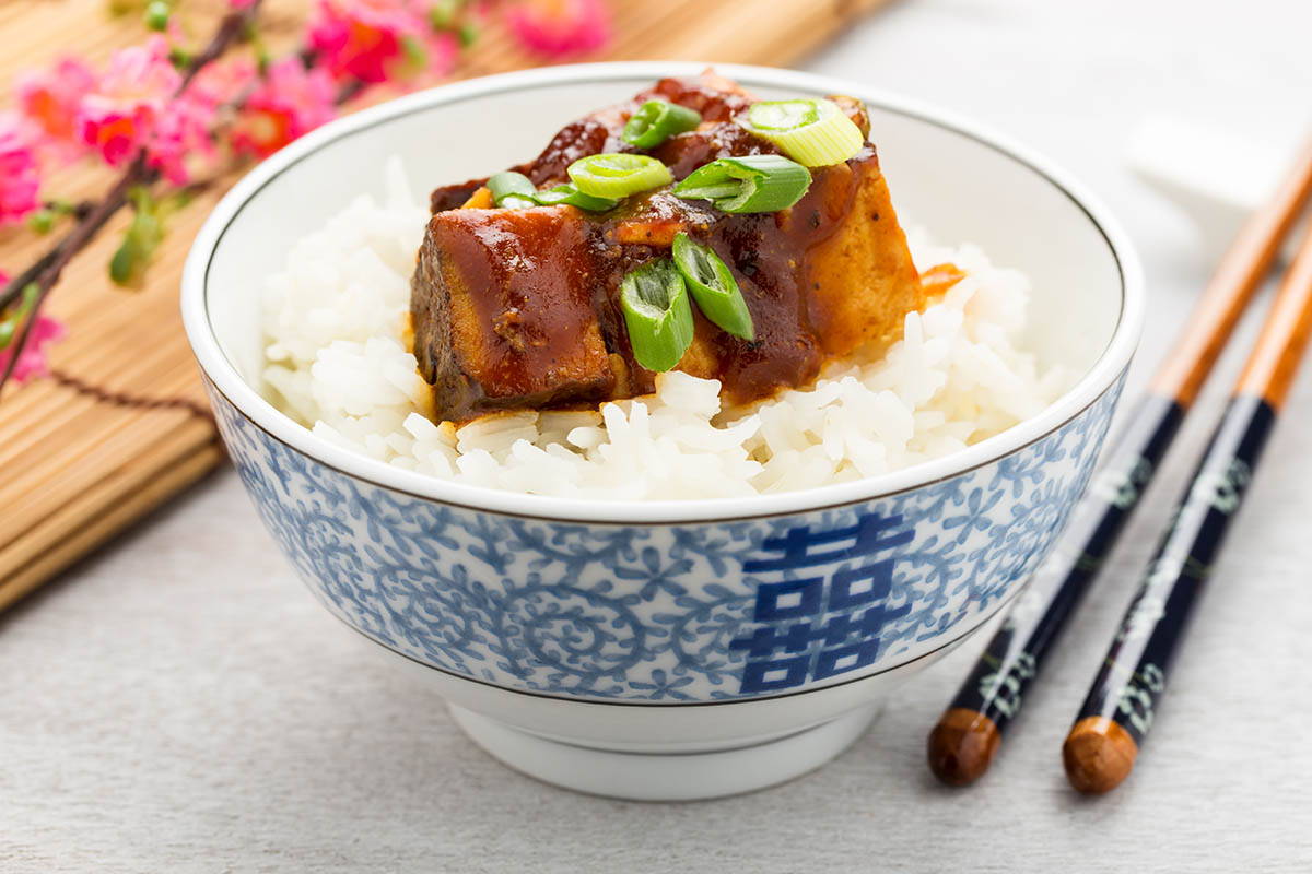 Stockfoto - Geräucherter Barbecue-Tofu mit Reis