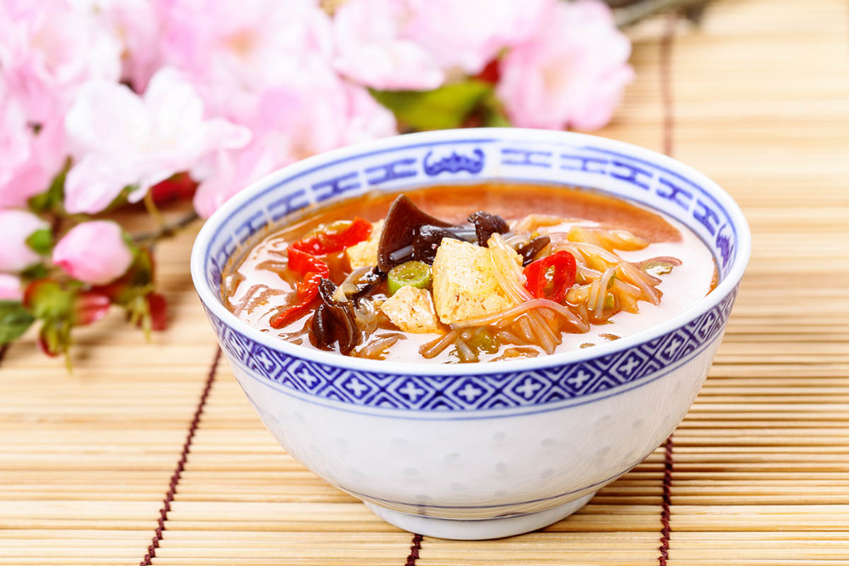 Stockfoto - Chinesische Sauer-scharf-Suppe mit Glasnudeln und Gemüse