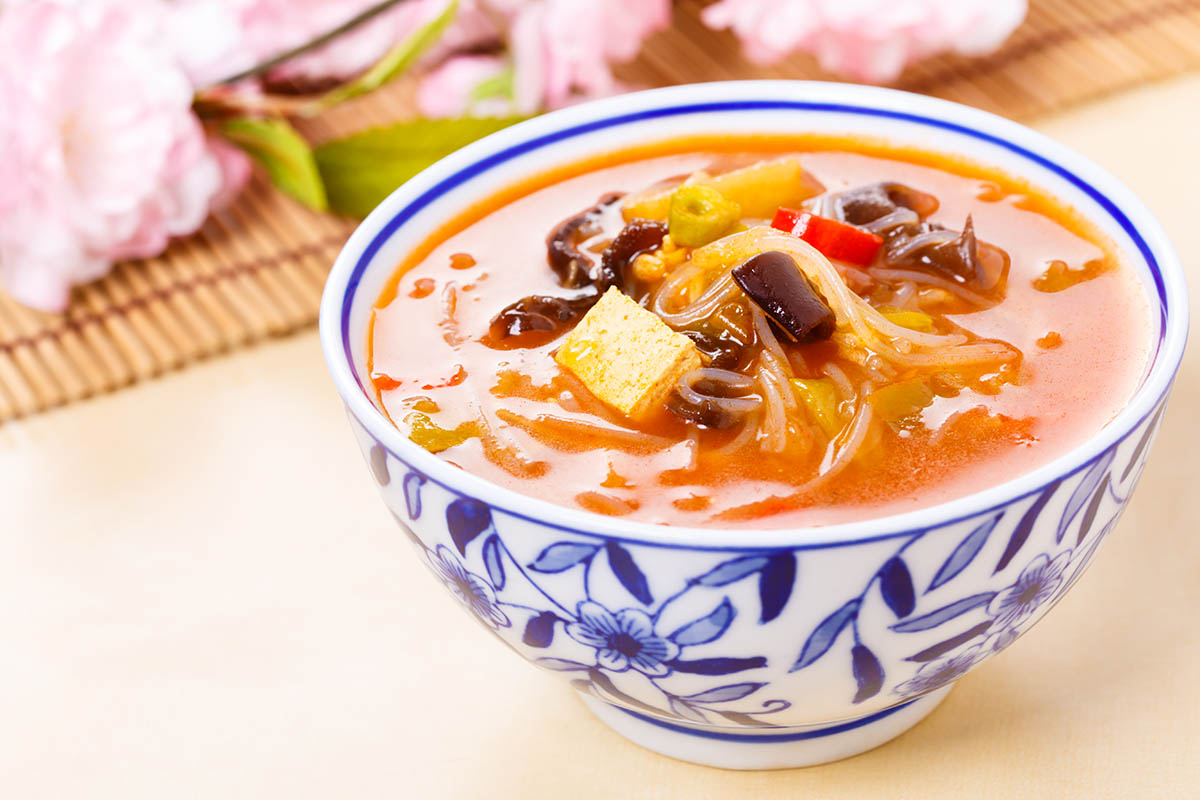 Stockfoto - Chinesische Sauer-scharf-Suppe mit Glasnudeln und Gemüse