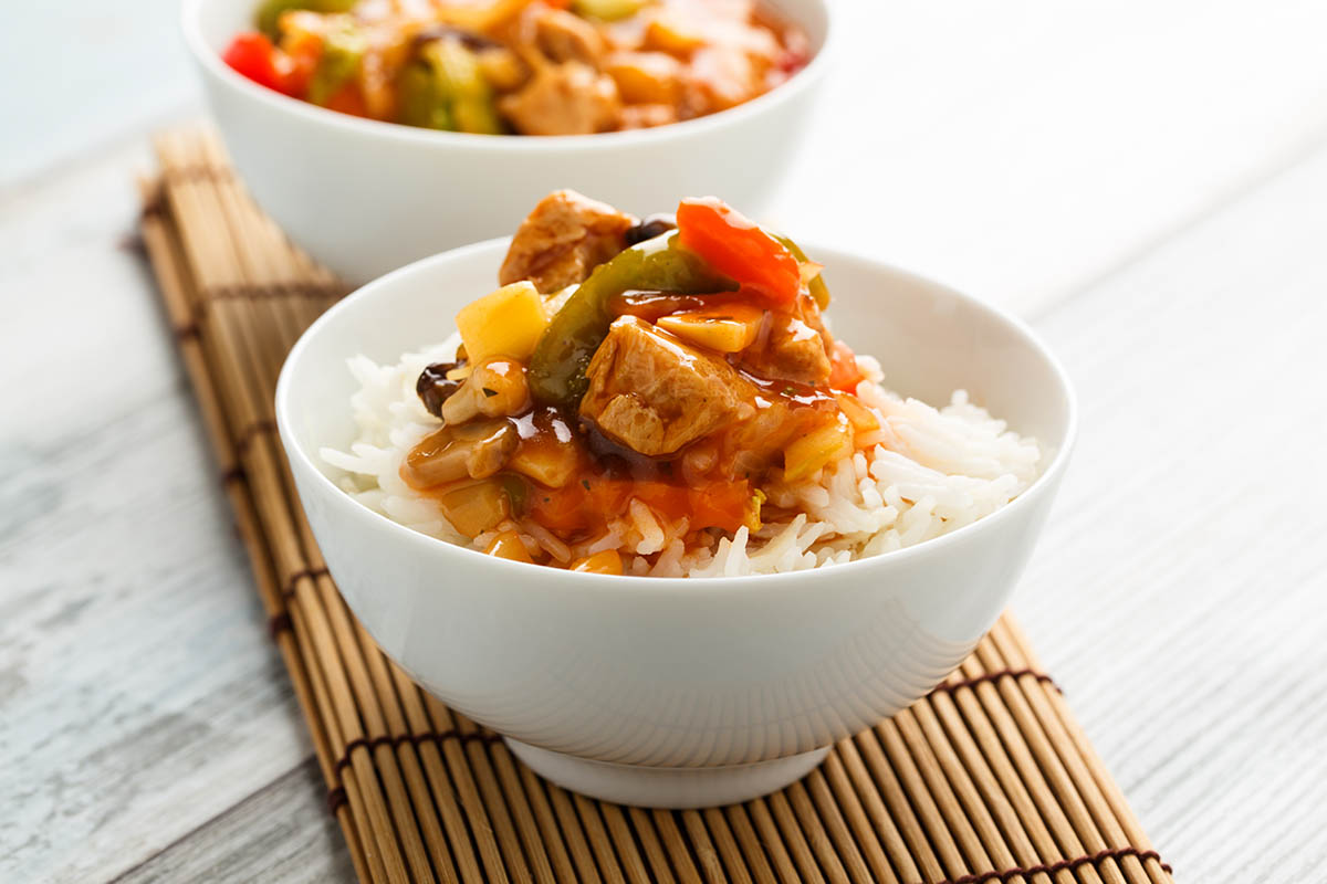 Stockfoto - Reis mit süß-sauren Gemüse und Sojafleisch