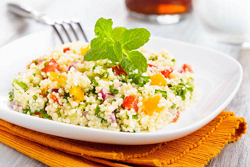 Stockfoto - Frischer Couscous-Salat mit Gemüse